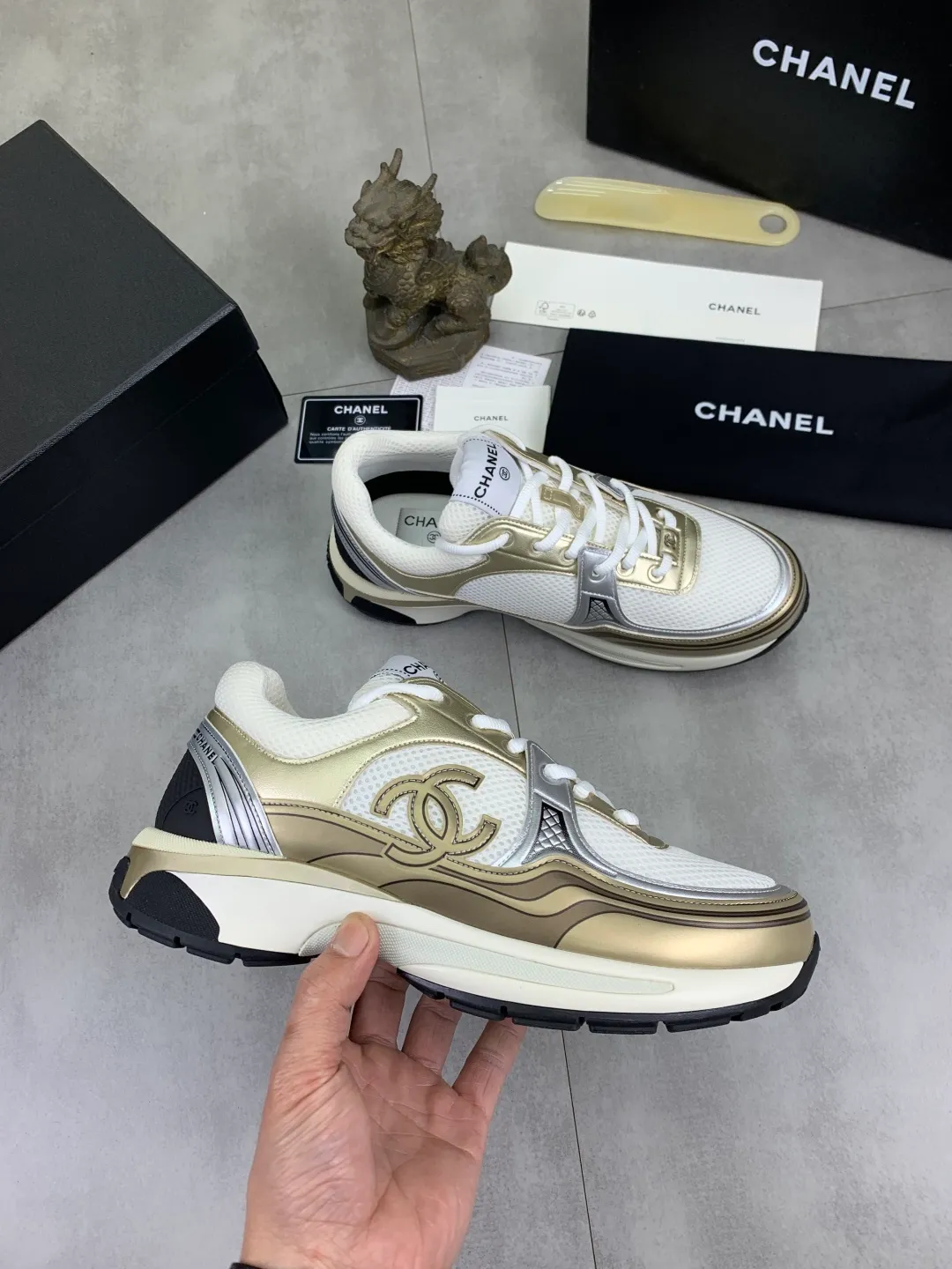 Men's Men's Shoes P620 New Chanel Chanel 25K Silver Horn Golden Horn King Casual Sports Shoes Original purchase and development Made by Xiaoxiang C Home Another super popular item in the counter, loved by Internet celebrity bloggers and ladies, various praises on social platforms, super popular, textured, breathable and super spring and summer. Seeing this issue always arouses the inner desire of fashion among girls. The latest suede material, classic black and white color, full of fashionable feeling on the feet. Easy to take care of, exquisite packaging at the delivery counter🛍📦 ▪️Fabrics: Original customized imported cowhide + mesh ▪️Inner lining: Customized imported breathable mesh ▪️Sole: Original molded rubber foam material ▪️Sole thickness: 4.5CM ▪️Size: 38-44